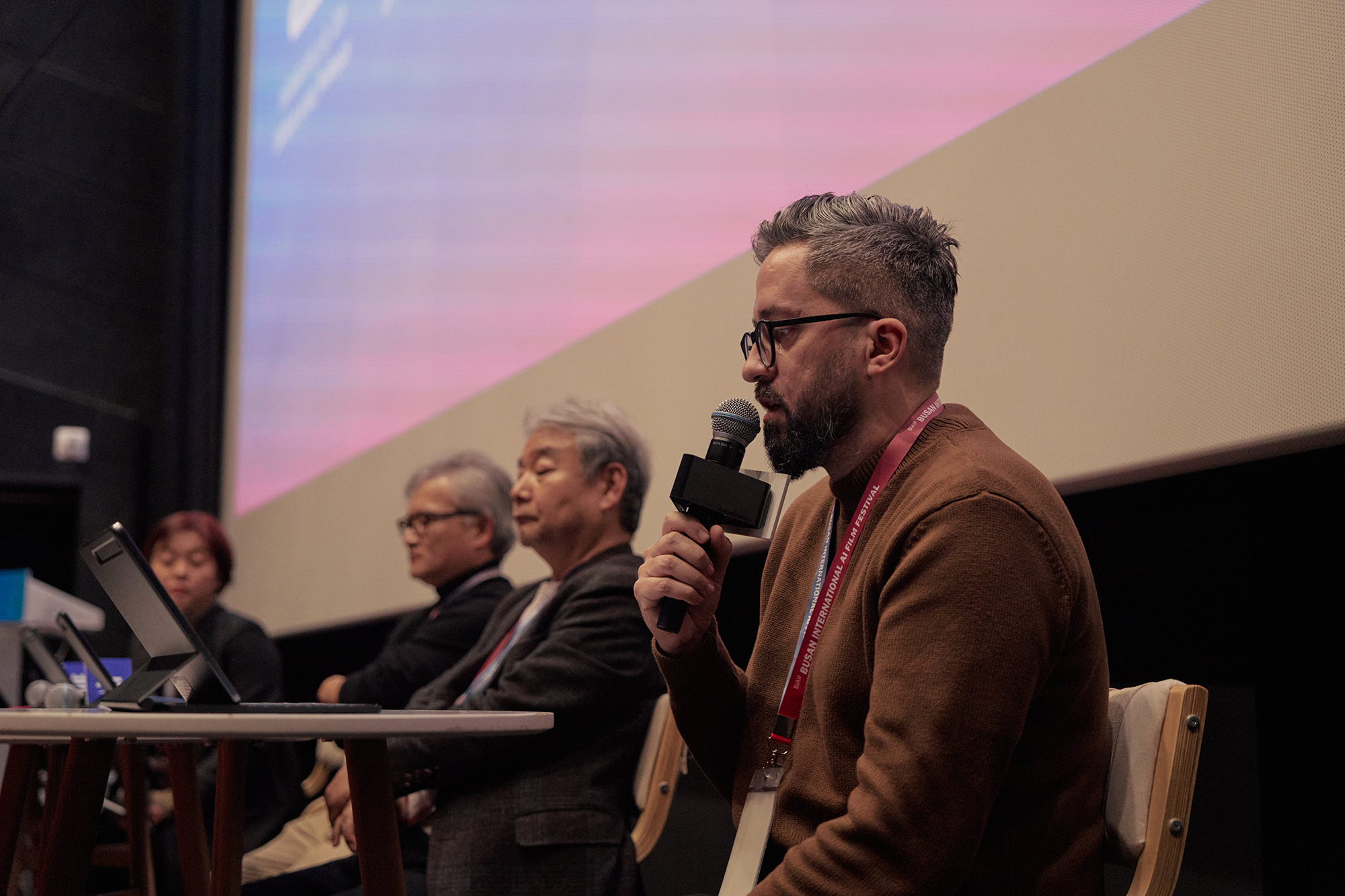 Odair Faleco speaking at an AI film event